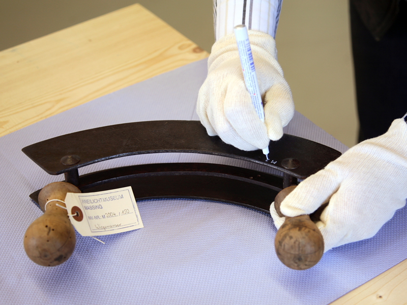 Auftragen der Inventarnummer auf das Objekt Auftragen der Inventarnummer auf das Objekt