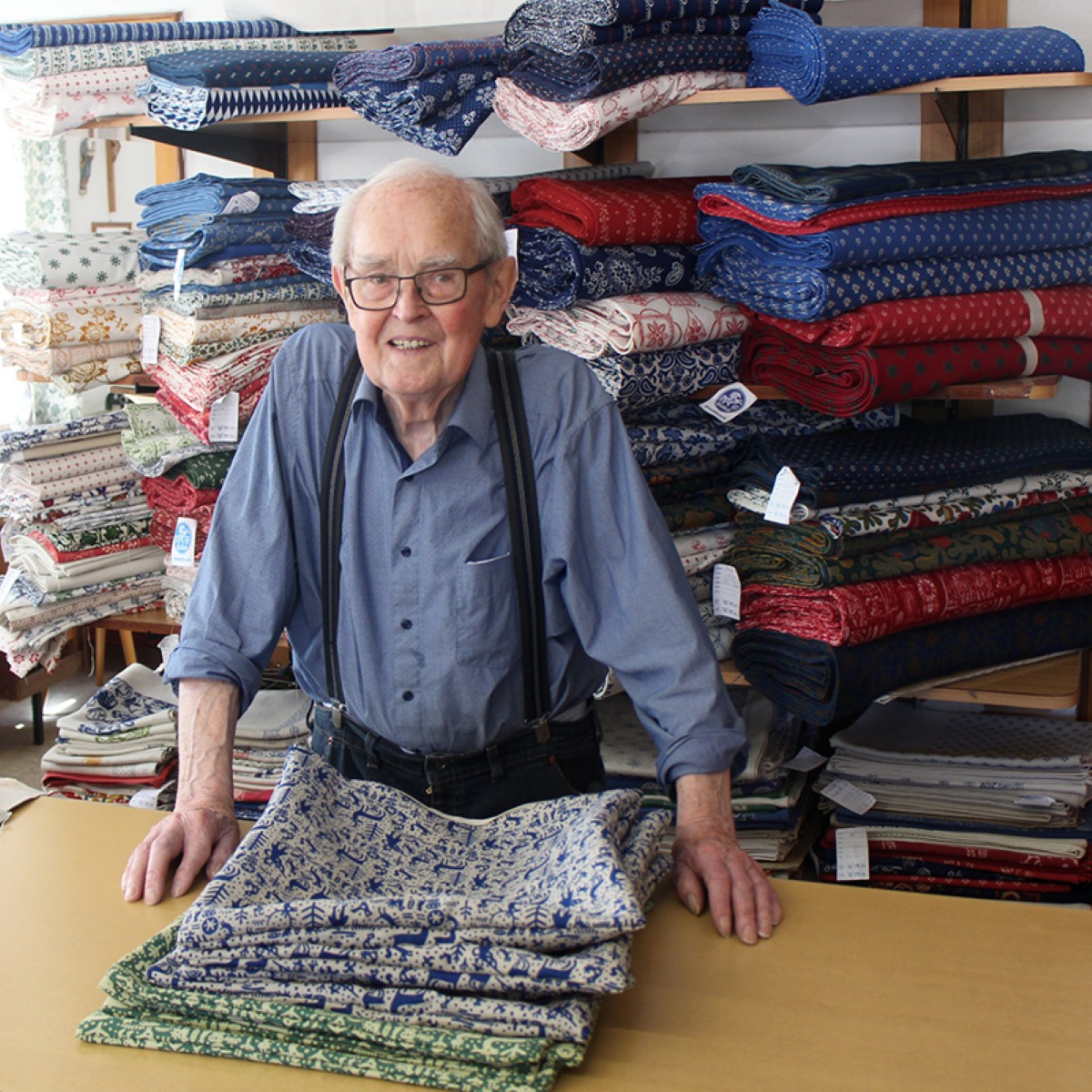 Roland Pongratz   Josef Fromholzer in seinem Laden