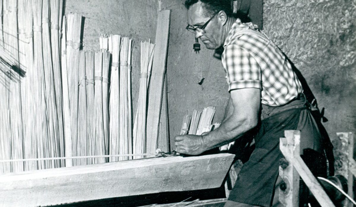 Josef Fruth beim Holzdrahthobeln, 1950-1960, Klingenbrunn, Alfred Fruth