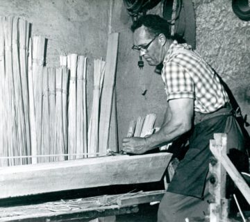 Josef Fruth beim Holzdrahthobeln, 1950-1960, Klingenbrunn, Alfred Fruth