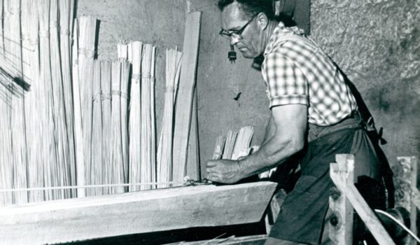 Josef Fruth beim Holzdrahthobeln, 1950-1960, Klingenbrunn, Alfred Fruth