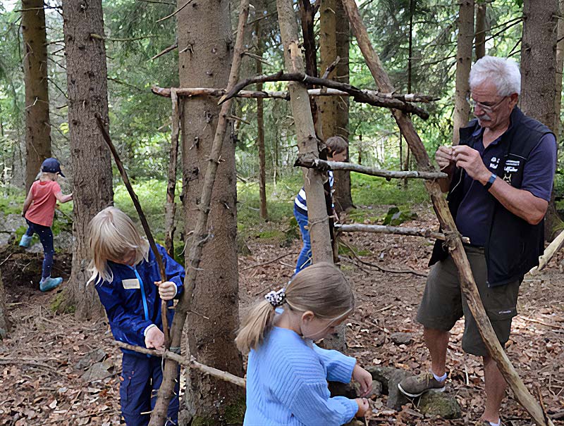 Wir bauen eine Hütte im Wald