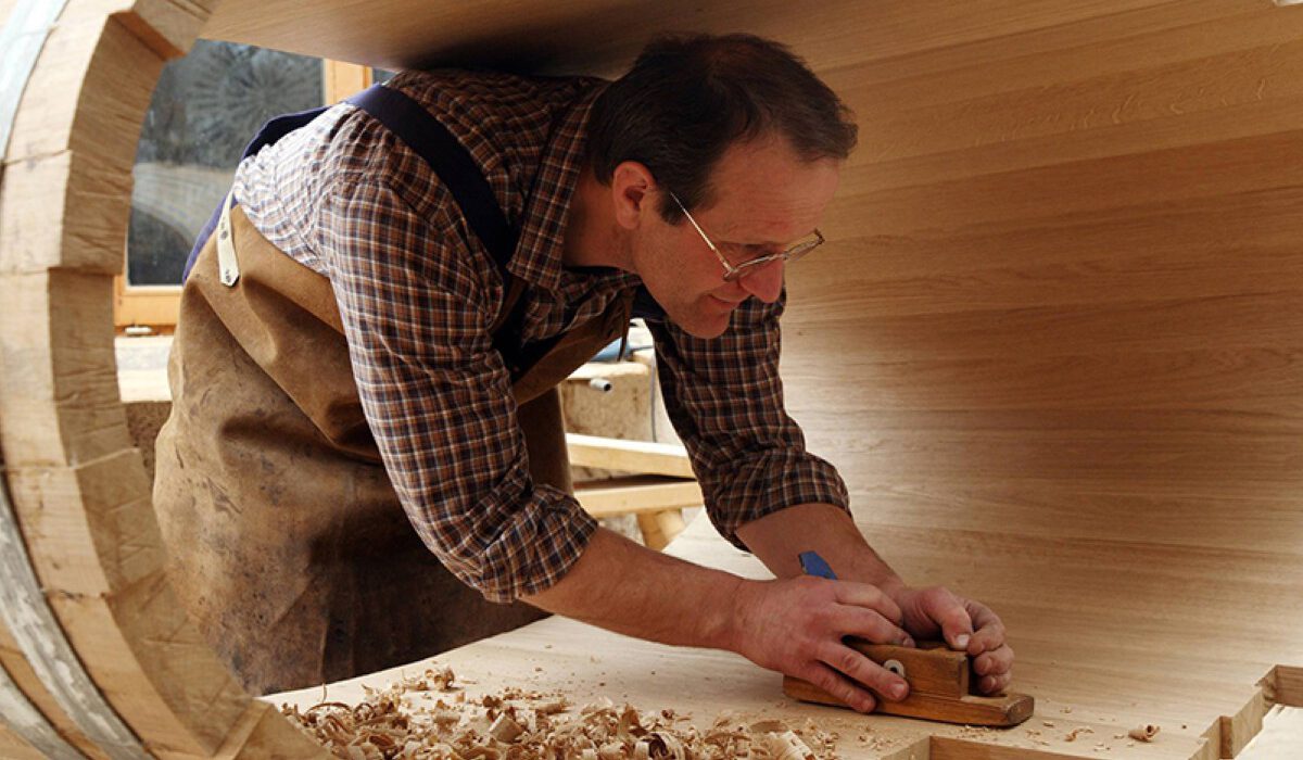 Ein Badezuber aus Eichenholz entsteht. © LandLust, Gerhard Nixdorf