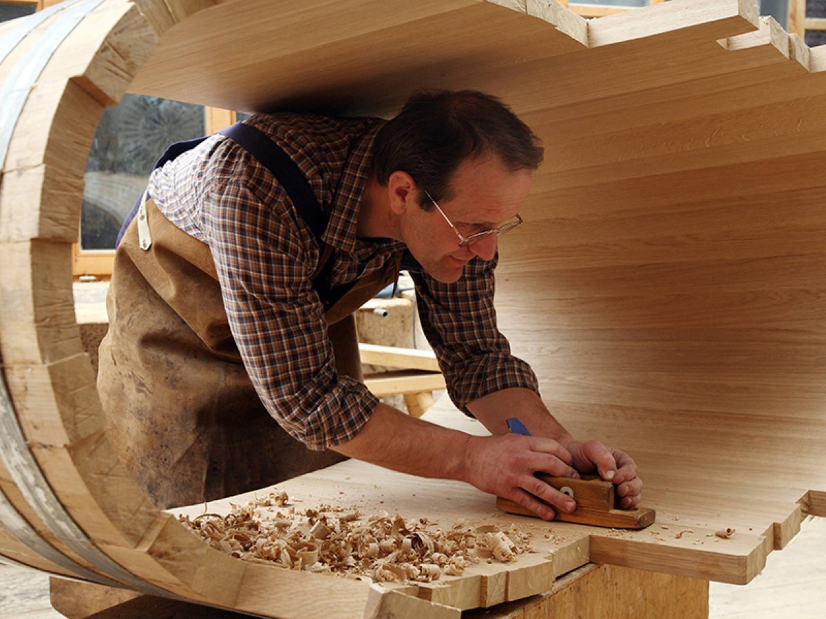 Ein Badezuber aus Eichenholz entsteht  © LandLust, Gerhard Nixdorf