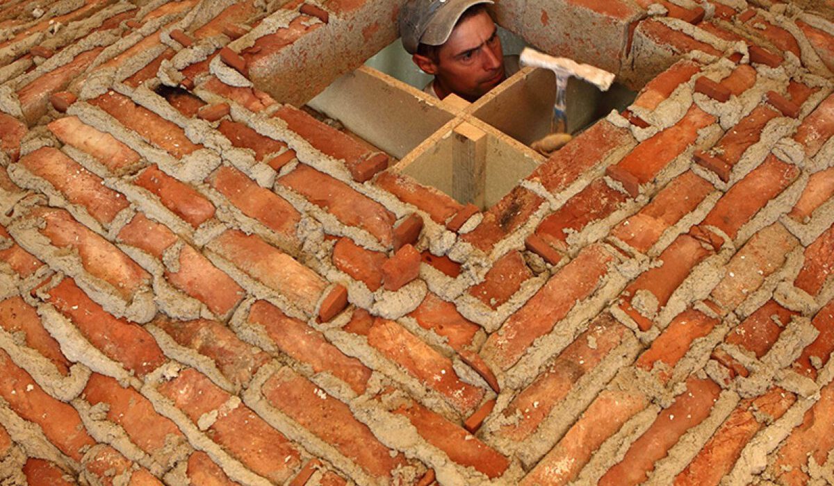 Der Schlussstein, den der Gewölbebauer als letztes einsetzt, verleiht dem freitragenden Gewölbe seine endgültige Stabilität. © LandLust, Gerhard Nixdorf