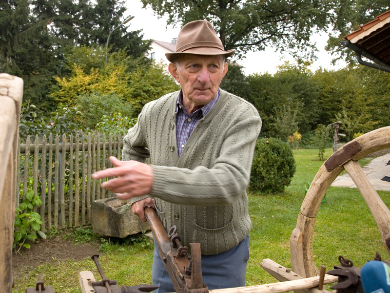 Otto Kerscher aus Oberalteich erklärt sein Werkzeug Otto Kerscher aus Oberalteich erklärt sein Werkzeug